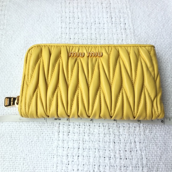 Authentic MIU MIU Matelasse Nappa Leather L Shape Zipper Wallet Card Holder Sole - Picture 2 of 16